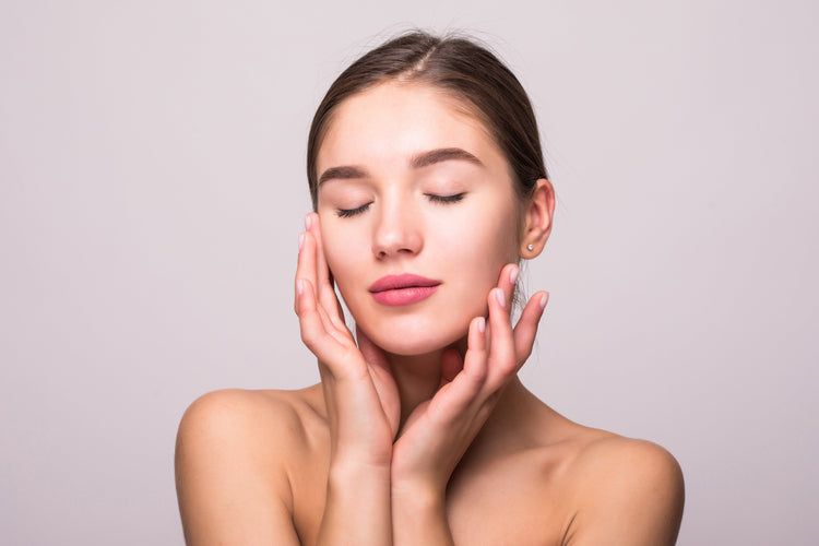 O femeie frumoasa cu un ten frumos ingrijit care a aplicat cosmetice naturale cu extract de melc