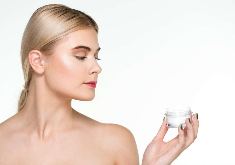 O femeie frumoasa cu un ten radiant si luminios care a folosit produse cosmetice